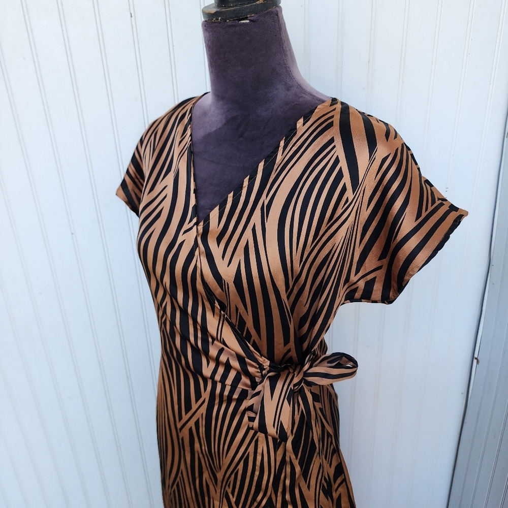 Joie De Vivre Womens Wrap Satin Dress Geo Print Tan Black Short Sleeve Sz M - Picture 3 of 15